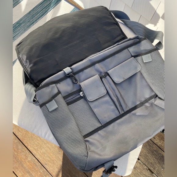 Kenneth Cole Reaction Laptop
Messenger Cross Body Bag Black & Gray Many Pockets - Picture 9 of 12